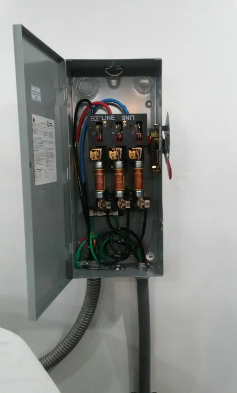 Three-phase disconnect switch installed for Smoke Detector Installation in Mahoning